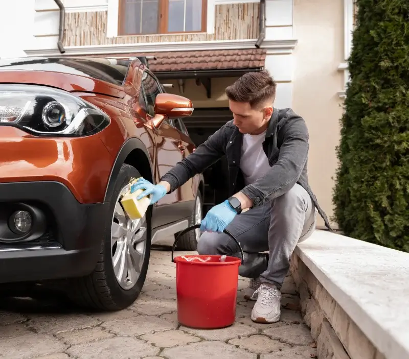 Lavage auto à domicile Anglars-Juillac : professionnel intervenant sur un véhicule